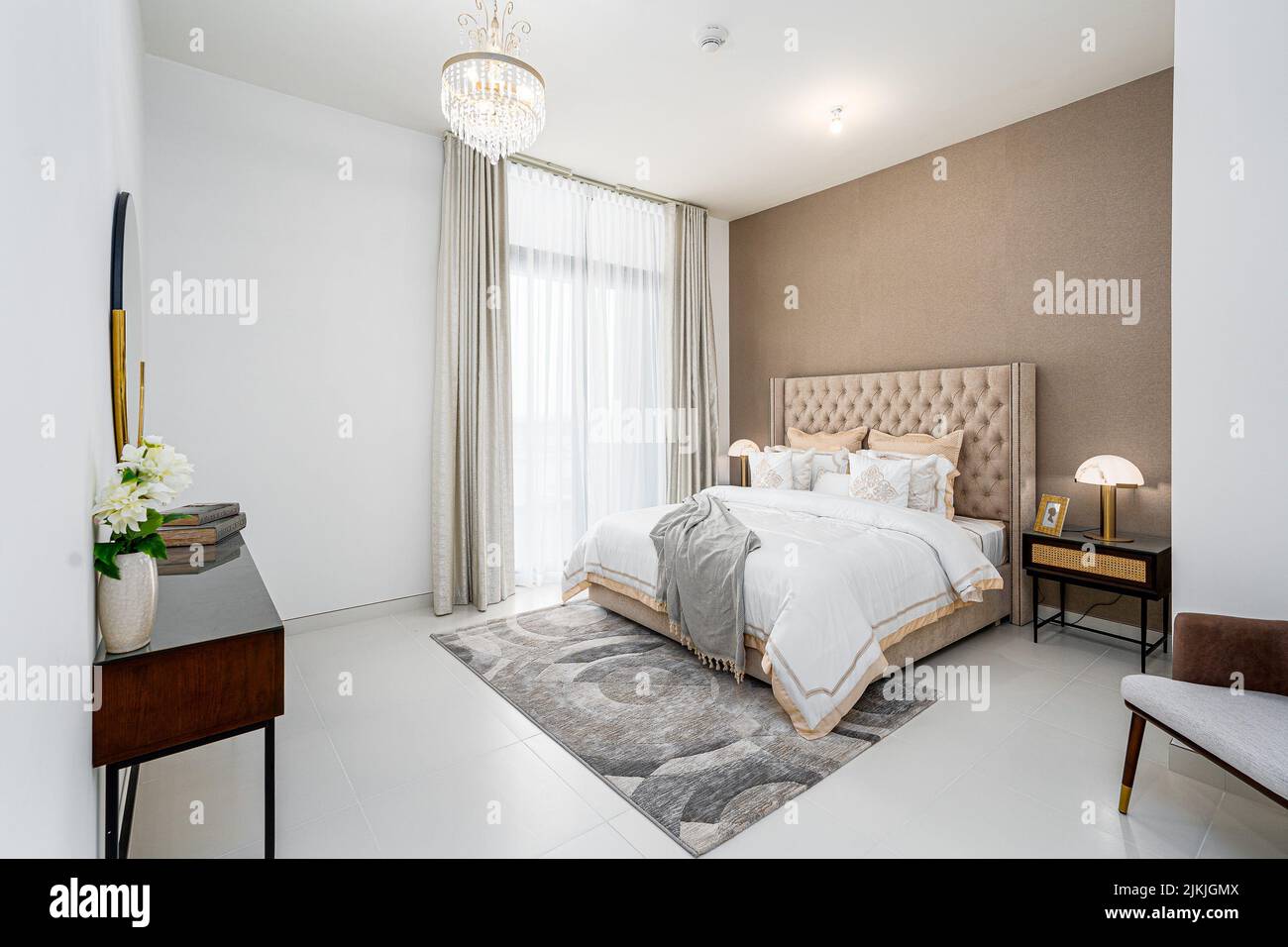 Das moderne Apartment-Schlafzimmer-Interieur mit einem braunen Bett und einem kleinen Teppich Stockfoto