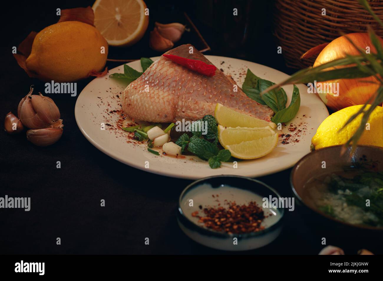 Traditionelles Khmer-Essen, Sngor chruak sach drei oder Sour-Fischsuppe Stockfoto