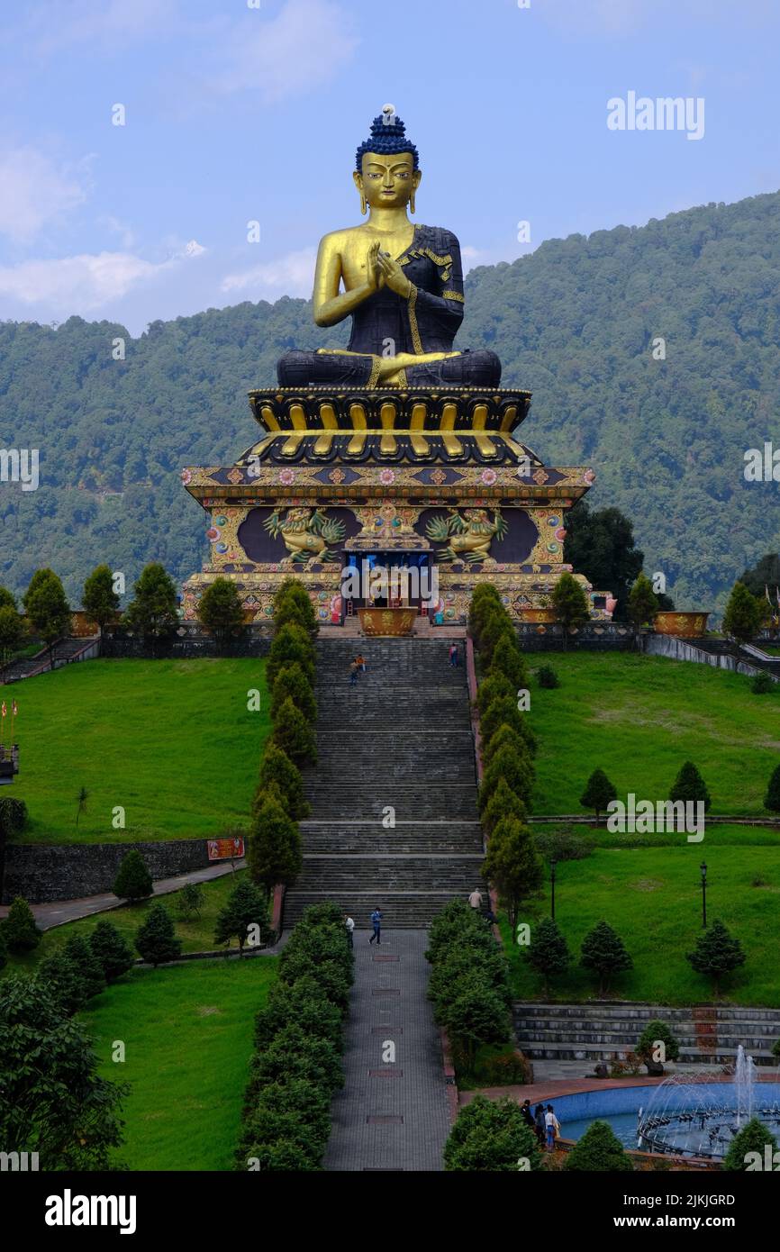 Ein Indien.Umgeben von Bergen, eine riesige Buddha-Statue - dieser Park ist eine Touristenattraktion Stockfoto