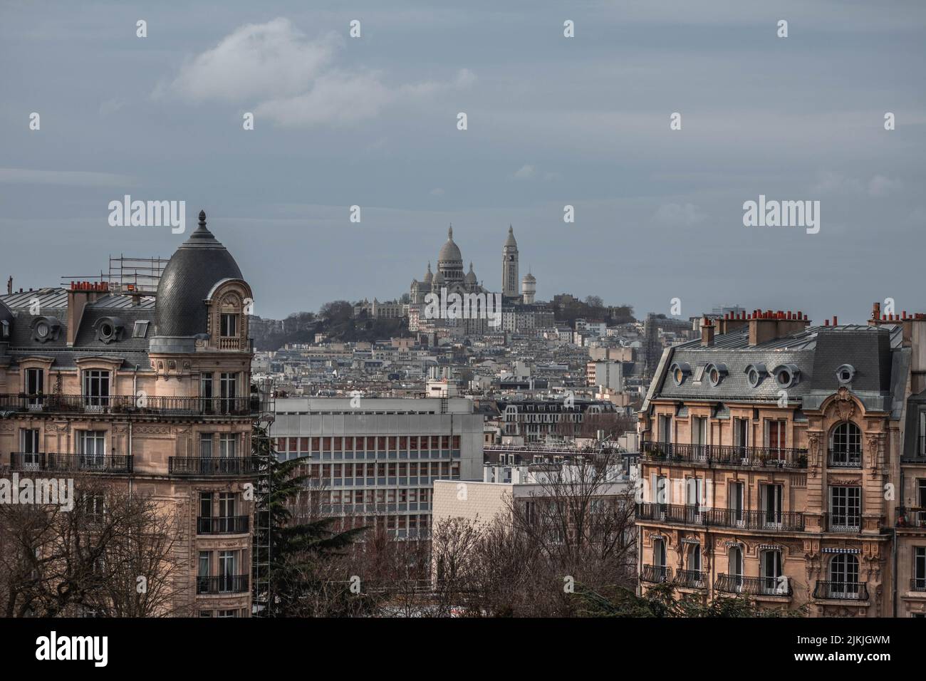 Blick auf die Basilika des Heiligen Herzens auf dem Hügel Montmartre in Paris Stockfoto