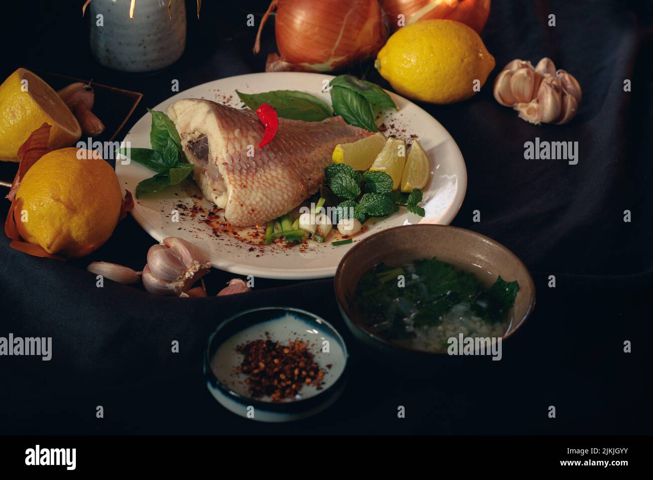 Traditionelles Khmer-Essen, Sngor chruak sach drei oder Sour-Fischsuppe Stockfoto