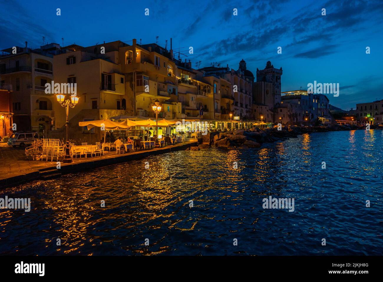 Eine Nahaufnahme des Hafens von Ischia Ponte am Abend, Italien Stockfoto