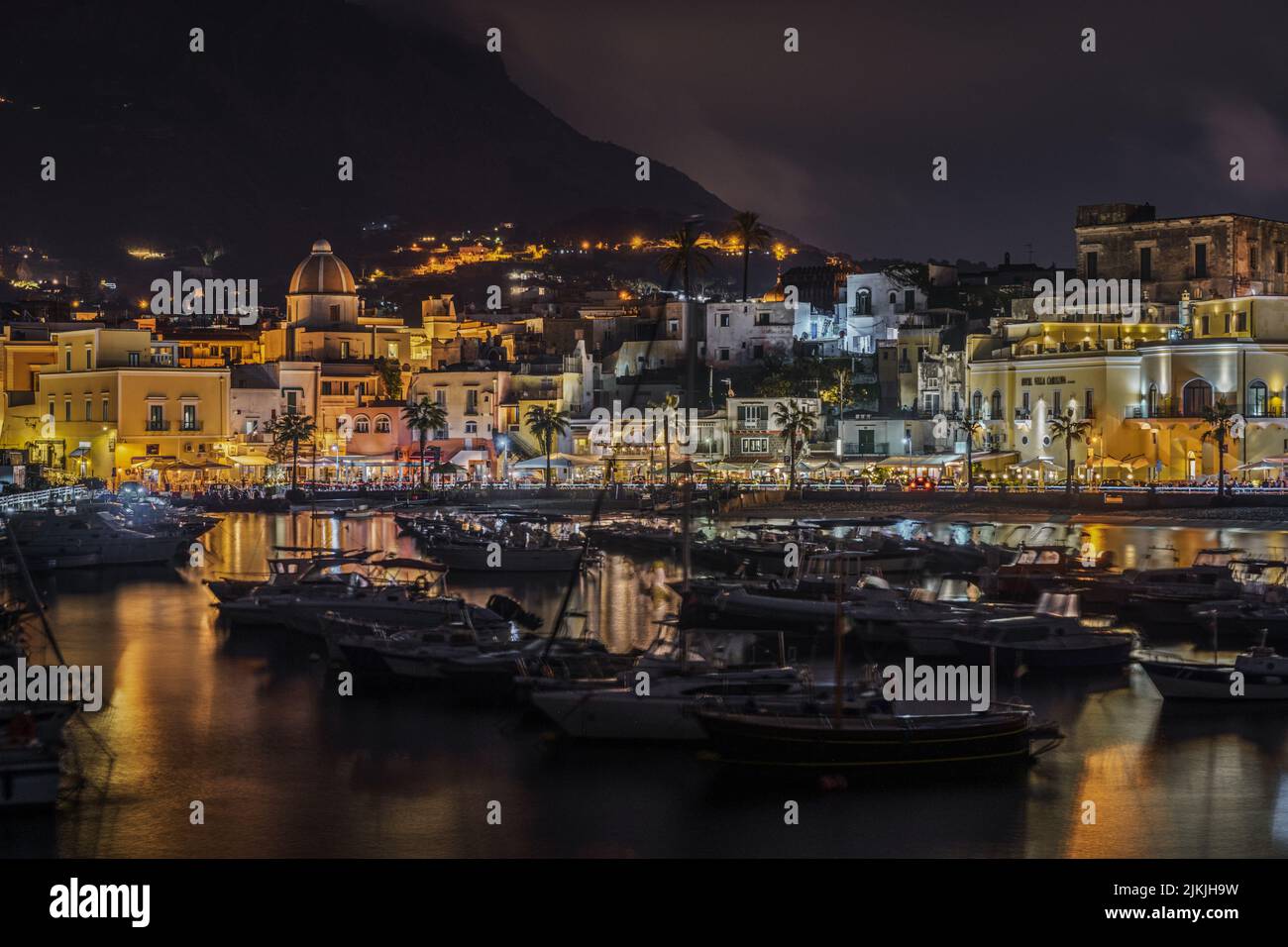 Blick auf den Hafen von Forio in Ischia, einem hübschen Fischerdorf voller Bars und Restaurants. Forio, Ischia, Italien, September 2021 Stockfoto