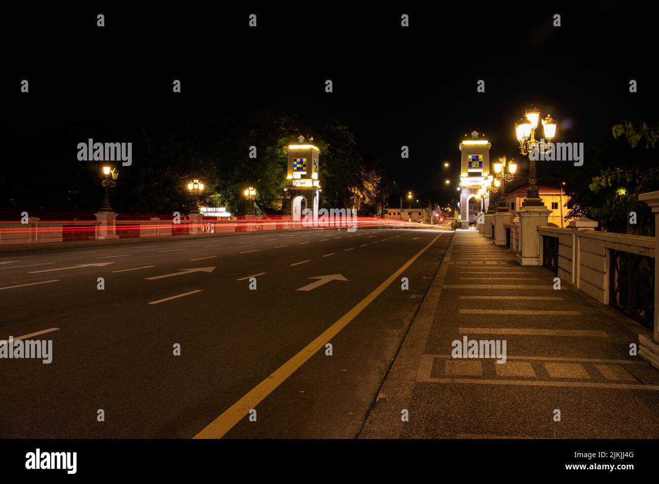 Die Lichtspuren auf der Straße in der Nacht. Stockfoto