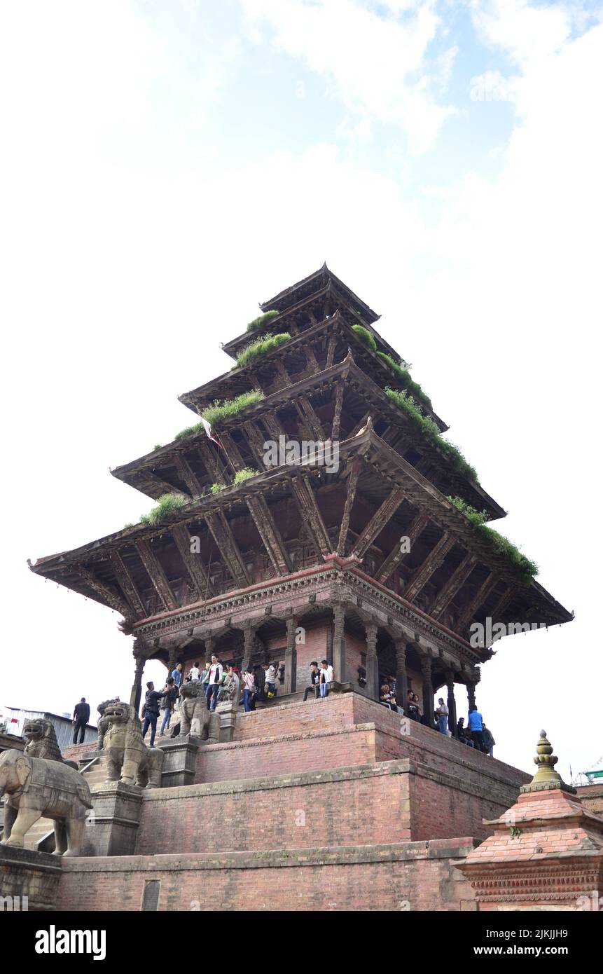 Eine wunderschöne Aussicht auf einen Tempel in Kathmandu unter dem wolkigen Himmel Stockfoto
