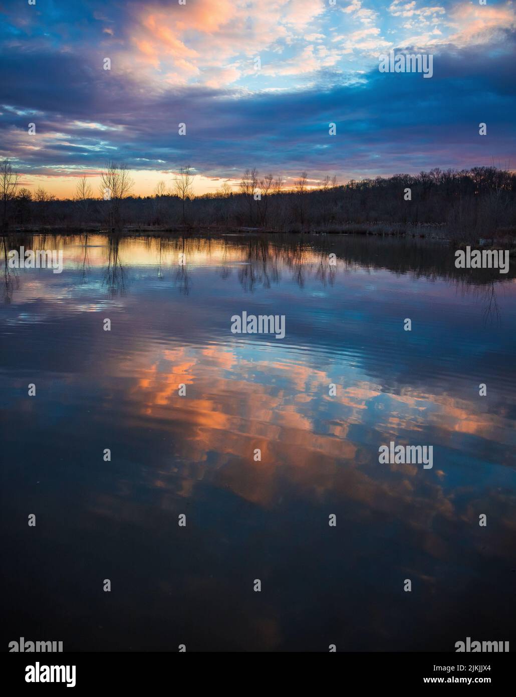 Ein Blick bei Sonnenuntergang auf einen See in Louisville, Kentucky in den USA, spiegelte Bäume und Himmel an der Oberfläche Stockfoto