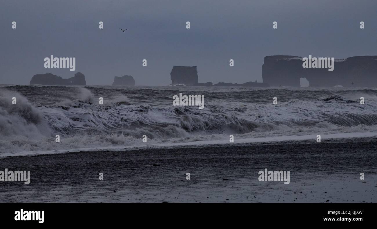 Ein natürlicher Blick auf starke Wellen an der Küste während eines Sturms Stockfoto