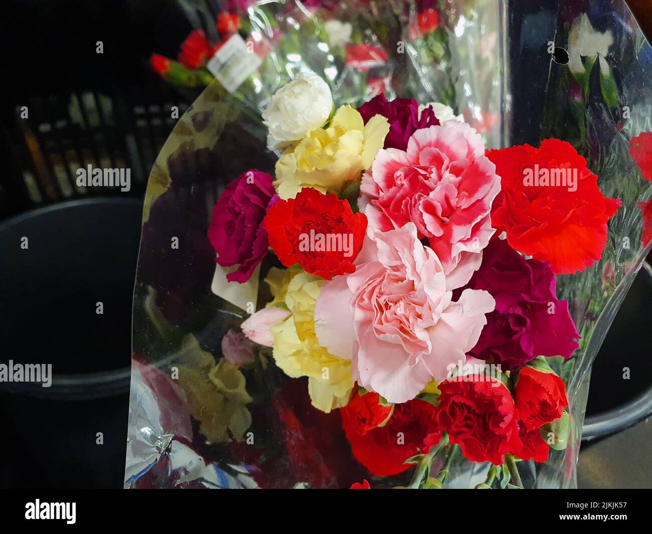 Die Nahaufnahme eines Bouquets von bunten Nelken in einem Geschäft Stockfoto