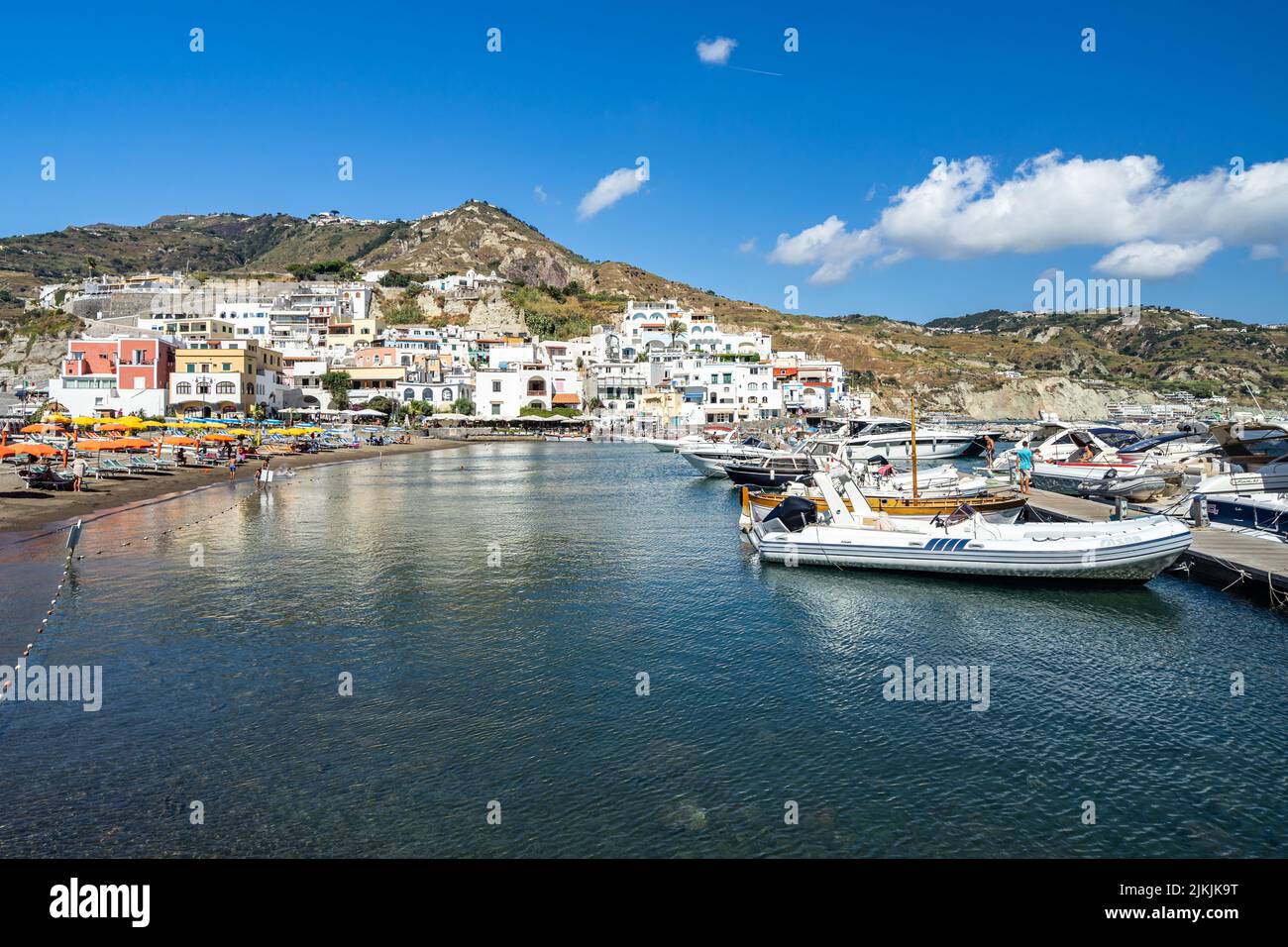 Fischerboote und Schnellboote liegen im bunten Hafen von Sant’Angelo d’Ischia. Sant’Angelo, Italien, September 2021 Stockfoto