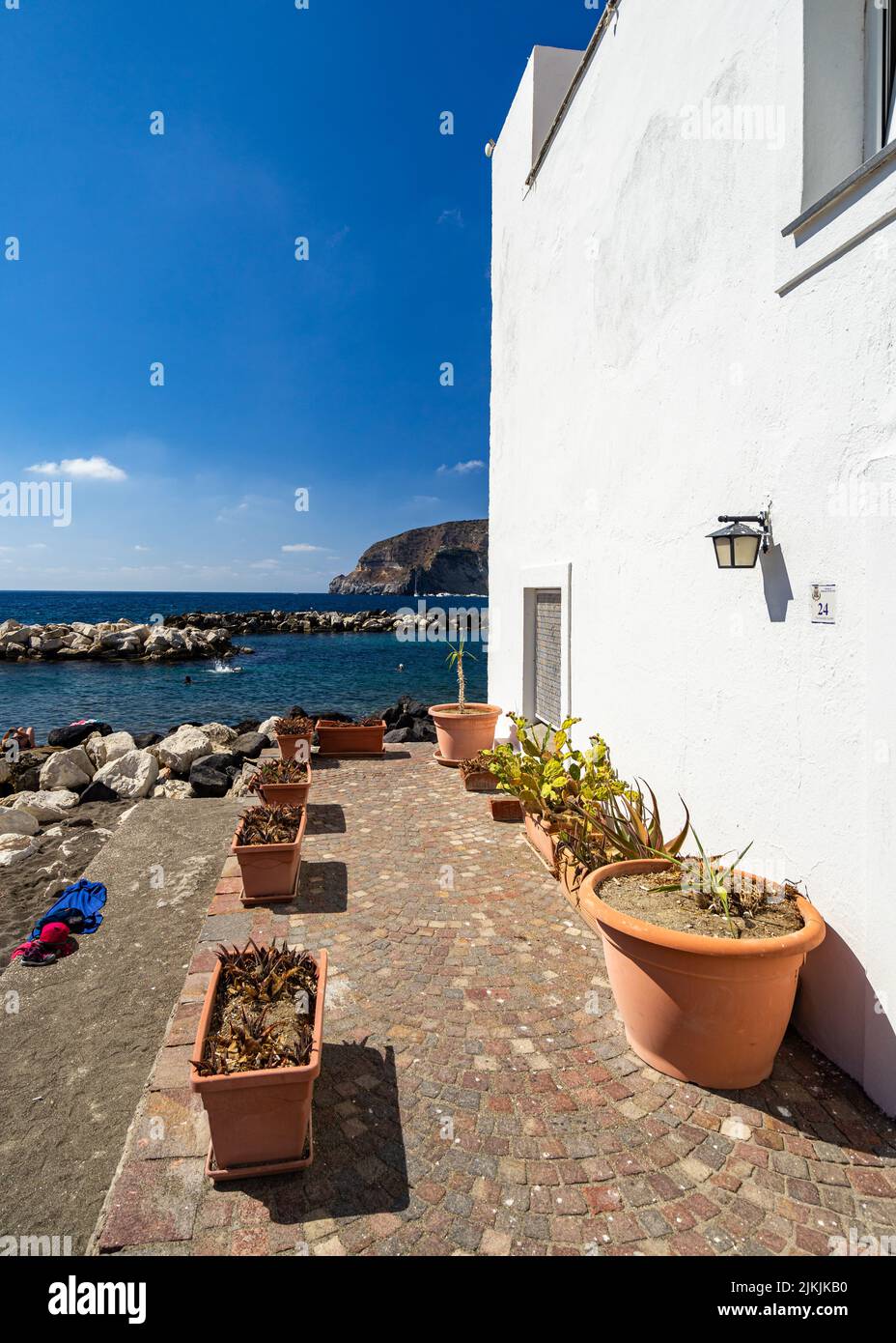 Nahaufnahme eines Weißen Hauses an der Küste der Insel Ischia, Kampanien, Italien Stockfoto