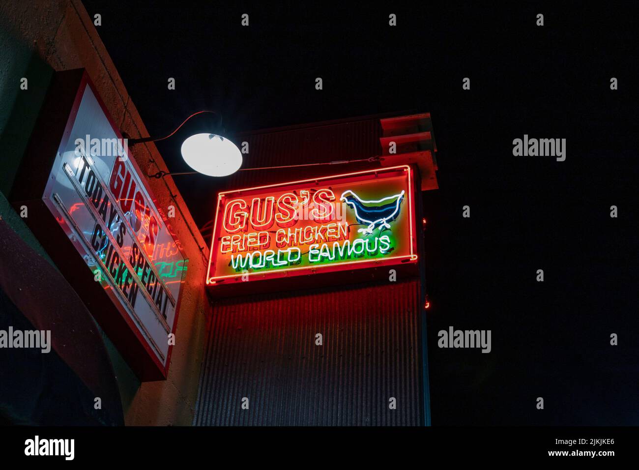 Das Neonzeichen der Gus's Fried Chicken World ist berühmt in der Innenstadt von Little Rock, Arkansas Stockfoto
