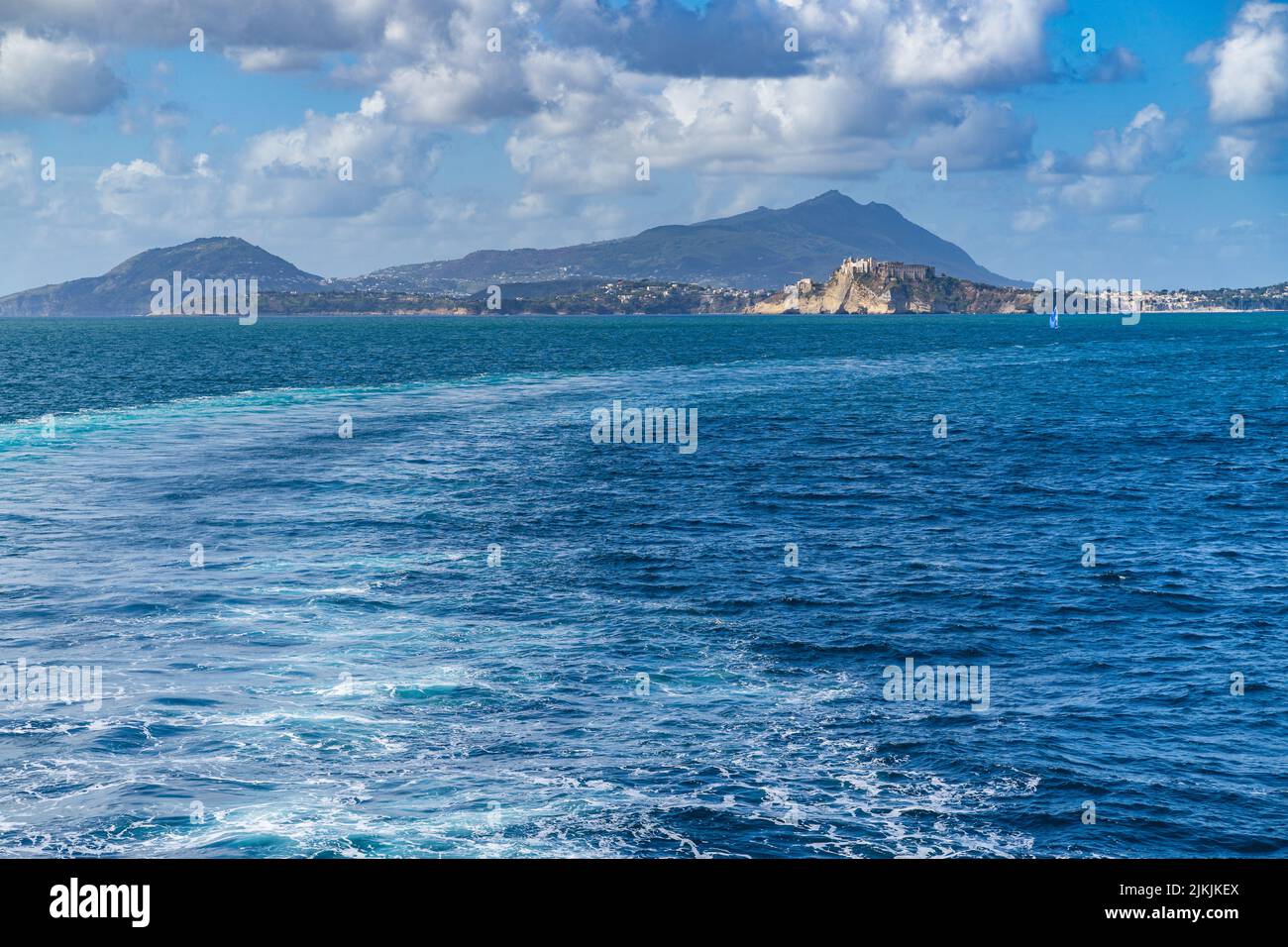 Meereslandschaft mit Ischia und Procida im Hintergrund, Region Kampanien, Italien Stockfoto