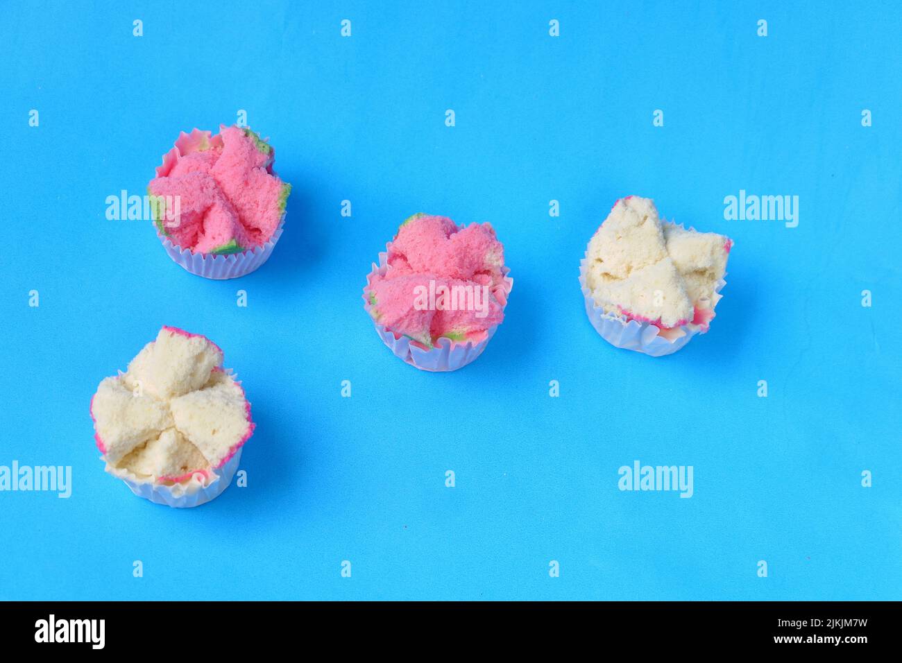 Gedünsteter Biskuitkuchen oder bolu-Kukus-Lebensmittel aus indonesien. Isoliert auf blauem Hintergrund Stockfoto