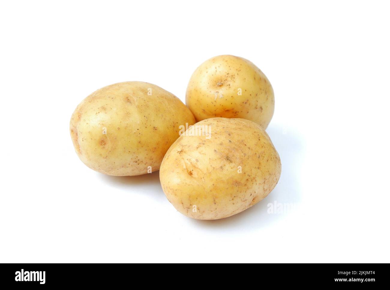 frische Kartoffeln isoliert auf weißem Hintergrund Stockfoto