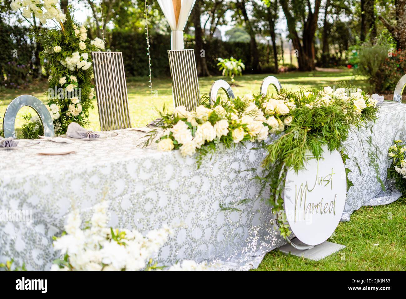 Ein dekorativer Hochzeitstisch in einem Außenbereich Stockfoto