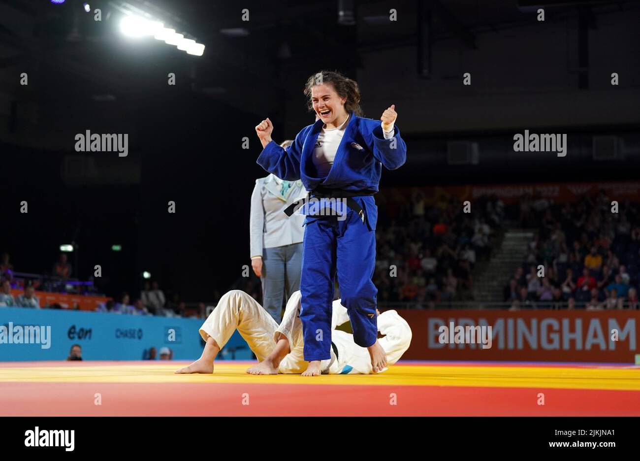 Die Engländerin Katie-Jemima Yeats-Brown (rechts) feiert am fünften Tag der Commonwealth Games 2022 in der Coventry Arena den Sieg gegen den nordirischen Rachael Hawkes und den -70-kg-Wettbewerb der Frauen um die Bronzemedaille 1. Bilddatum: Dienstag, 2. August 2022. Stockfoto