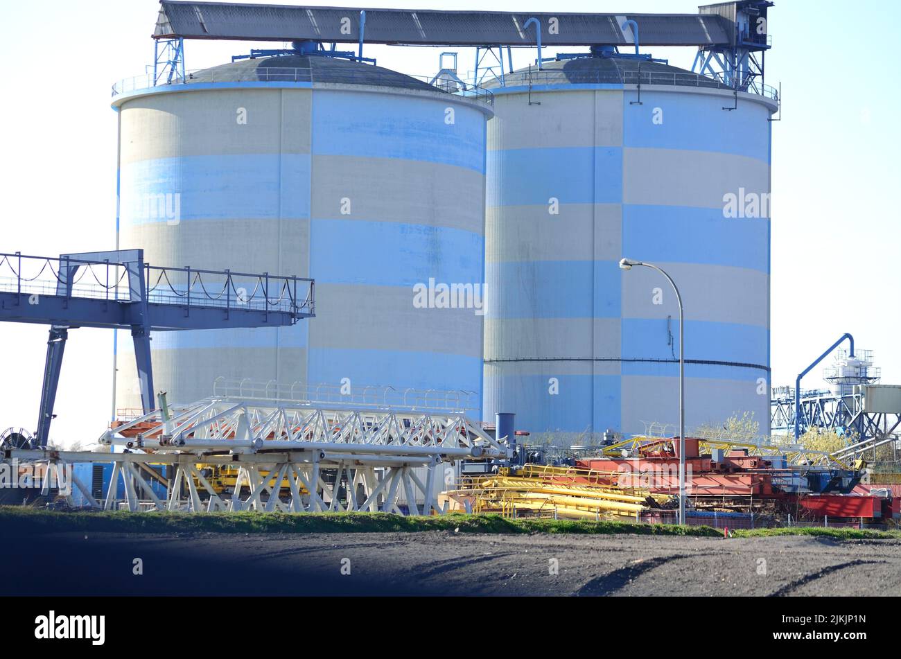 Große Gastanks in einem Hafen Stockfoto