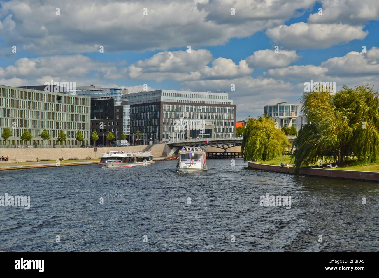 Die Bundespressekonferenz e.V. und das Gebäude des Bundesministeriums für Bildung und Forschung an der Spree an einem sonnigen Tag in Berlin Stockfoto