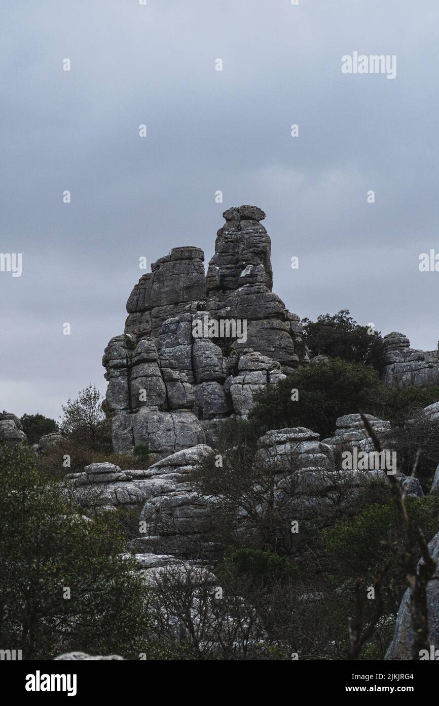 Eine vertikale Aufnahme von El Torcal de Antequera Sierra, südlich der Stadt Antequera in der Provinz Malaga, Spanien. Stockfoto