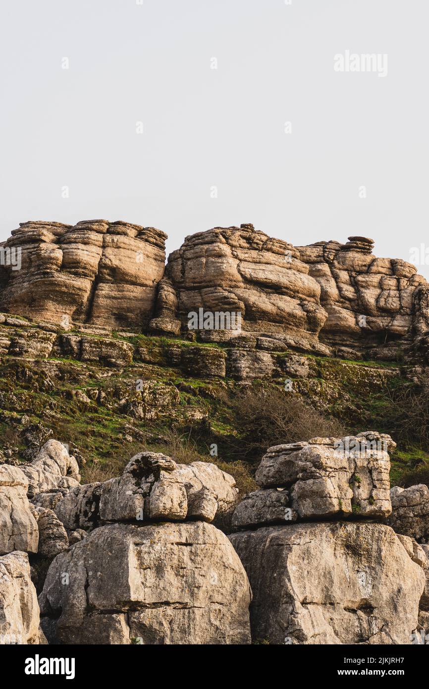Eine vertikale Aufnahme von El Torcal de Antequera Sierra, südlich der Stadt Antequera in der Provinz Malaga, Spanien. Stockfoto
