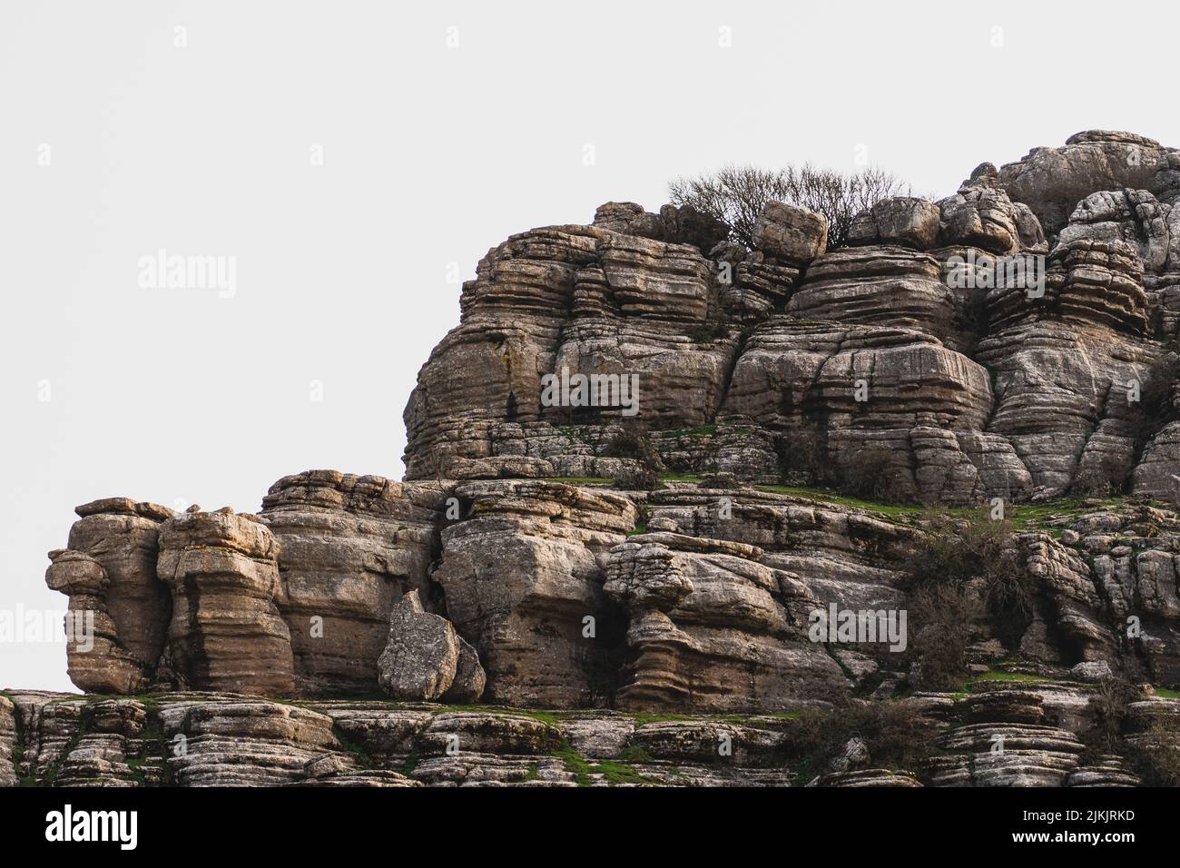 Ein schöner Blick auf die Felsformationen von El Torcal de Antequera an einem sonnigen Tag in Antequera, Malaga, Andalusien, Spanien Stockfoto