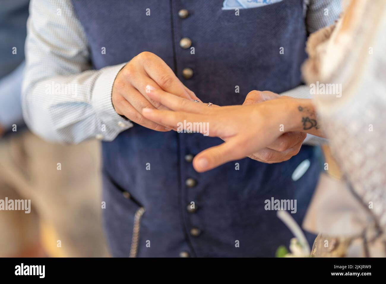 Eine Nahaufnahme eines jungen Paares, das während einer Hochzeitszeremonie Ringe austauscht Stockfoto