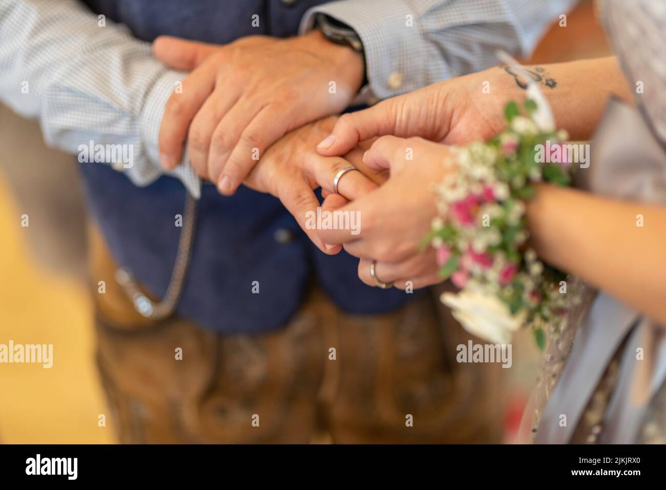 Eine Nahaufnahme eines jungen Paares, das während einer Hochzeitszeremonie Ringe austauscht Stockfoto