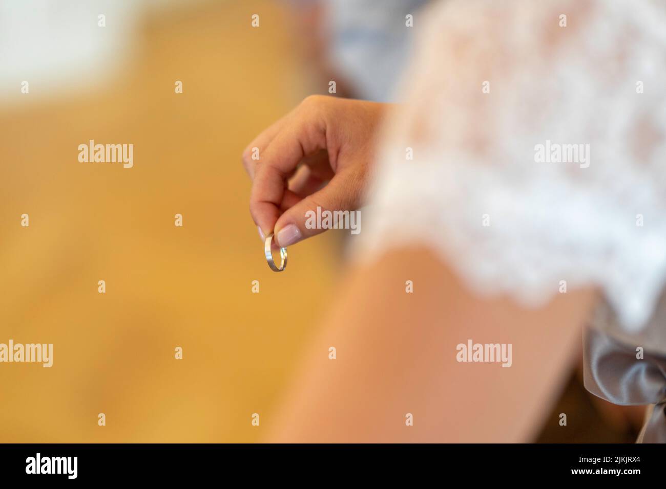 Nahaufnahme der Hand einer Braut mit einem goldenen Ring bei der Hochzeitszeremonie Stockfoto