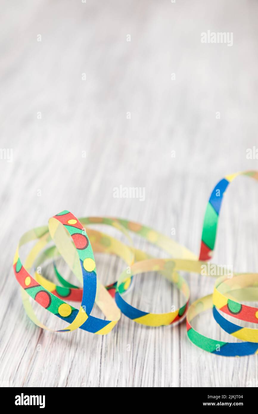 Eine Nahaufnahme von bunten Party-Konfetti auf einer hölzernen Oberfläche - Raum kopieren Stockfoto