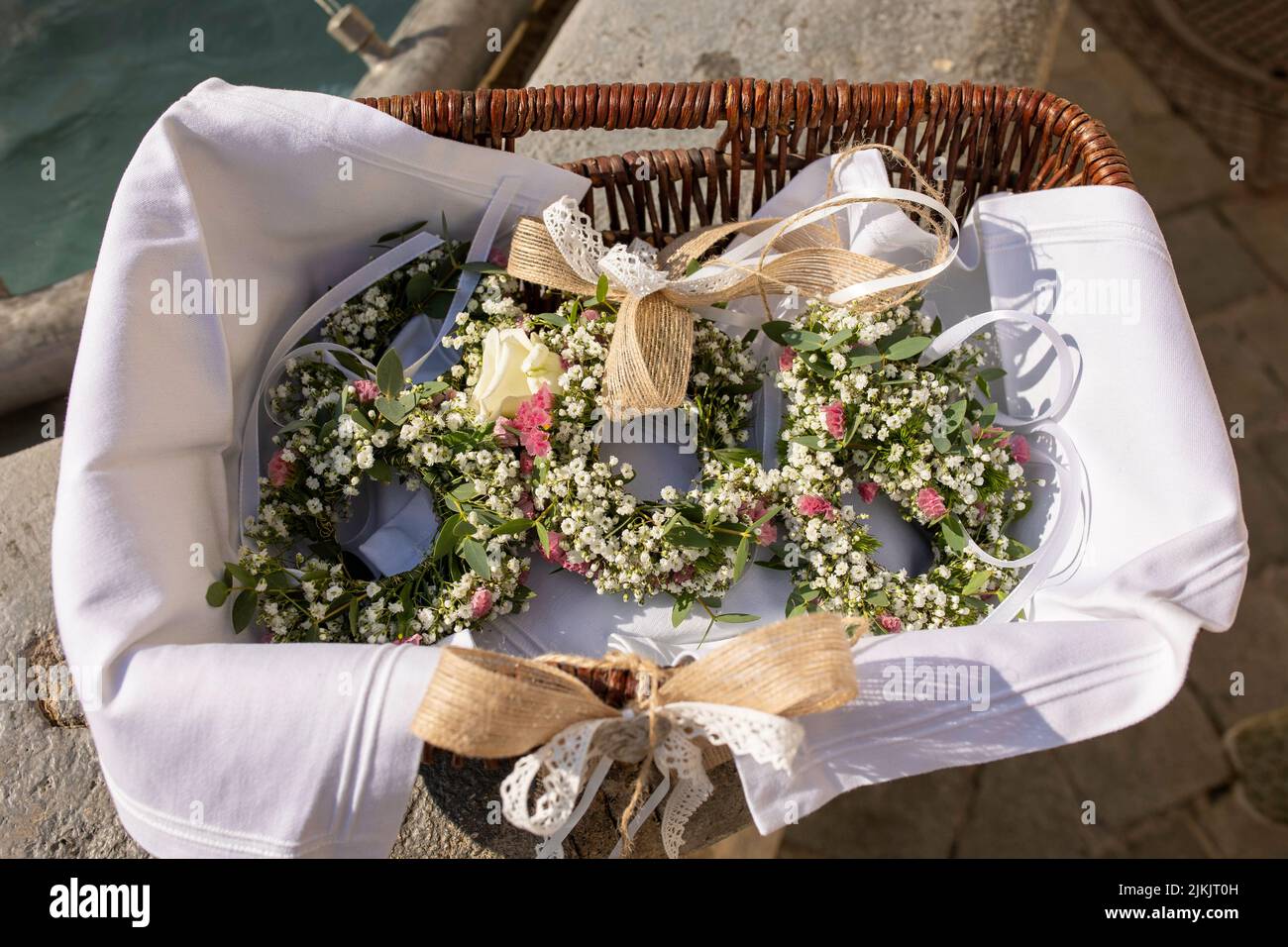 Ein Korb mit Armbändern mit Blumenapplikation für das Handgelenk der Brautjungfern Stockfoto