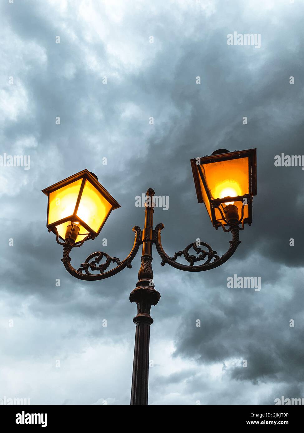 In der Dämmerung ein alter Straßenlaternen auf einer alten Mauer Stockfoto