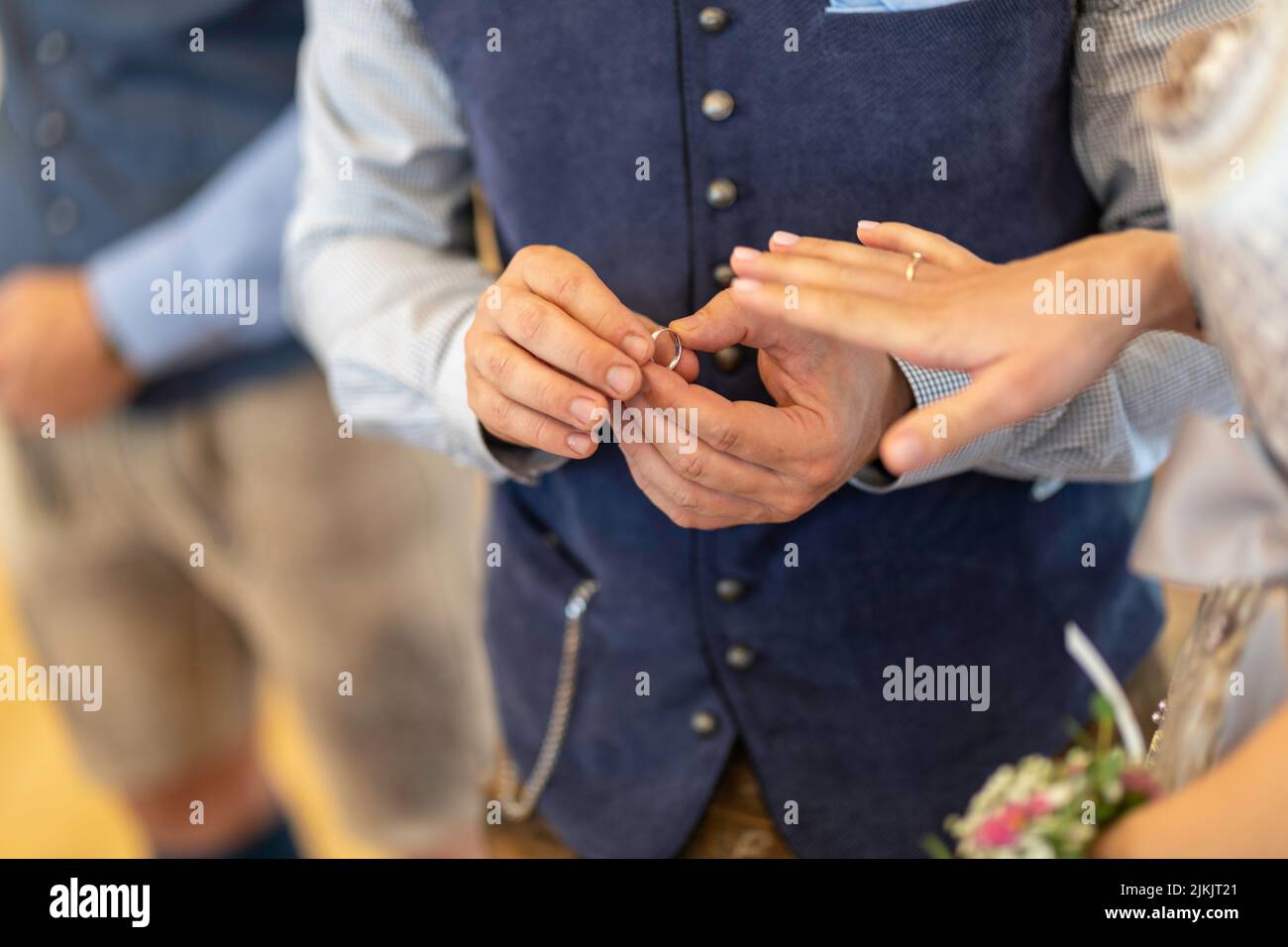 Eine Nahaufnahme eines jungen Paares, das während einer Hochzeitszeremonie Ringe austauscht Stockfoto