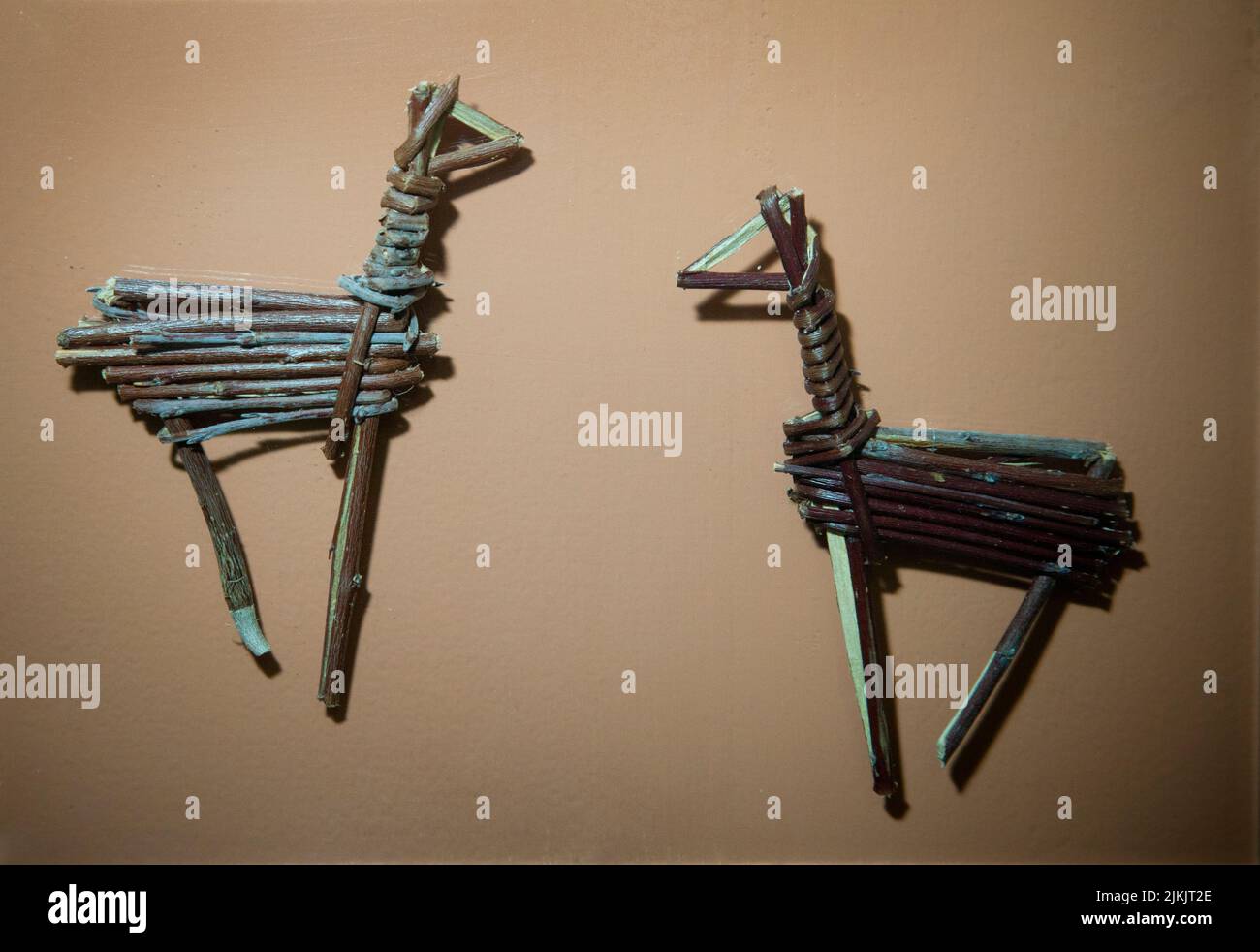 Zwei Weidenzweig-Stabfiguren von Tieren, die als Spielzeug, Jagd oder spirituelle Zwecke verwendet werden könnten. Mesa Verde National Park, CO Stockfoto
