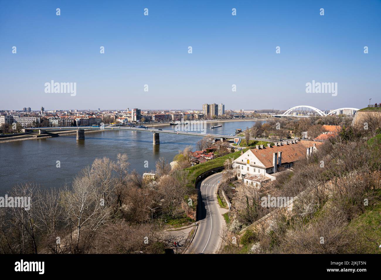 Eine schöne Luftaufnahme des Stadtbildes auf Gebäuden und Brücken in der Donau, Novi Sad, Serbien Stockfoto