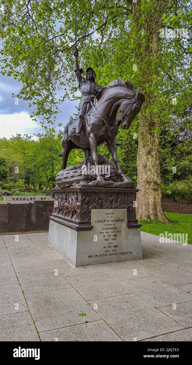 Eine vertikale Aufnahme einer Statue eines Kriegsherrn im Park. Stockfoto