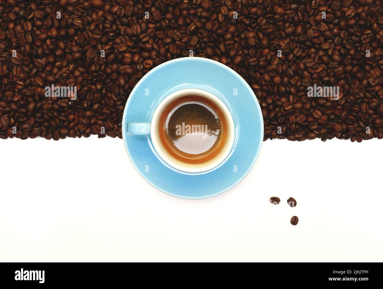 Eine Draufsicht auf eine Tasse duftenden Espresso auf dem Hintergrund der Kaffeebohnen Stockfoto