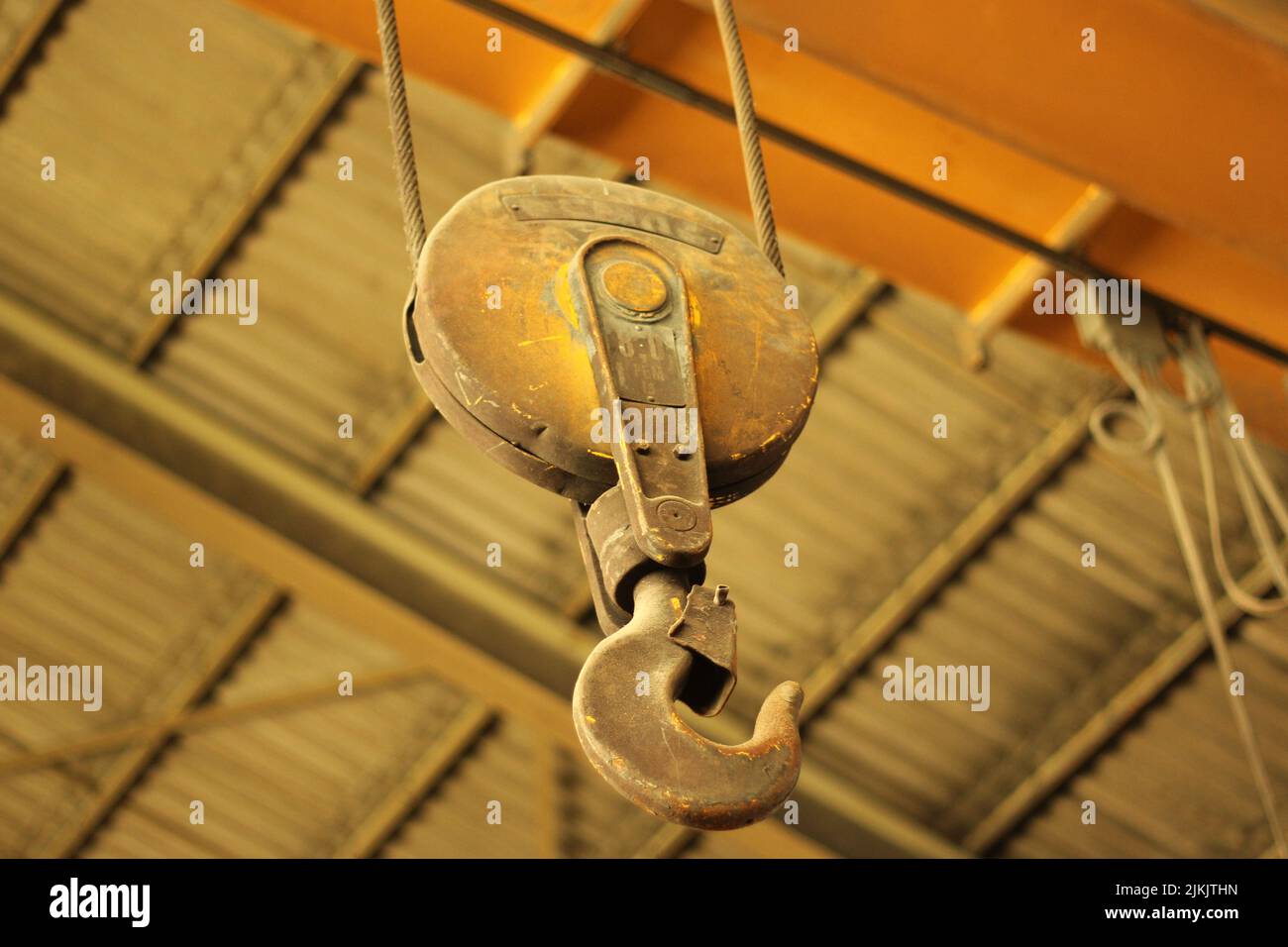 Eine selektive Fokusaufnahme eines Eisenhakens, der an einer Decke hängt Stockfoto