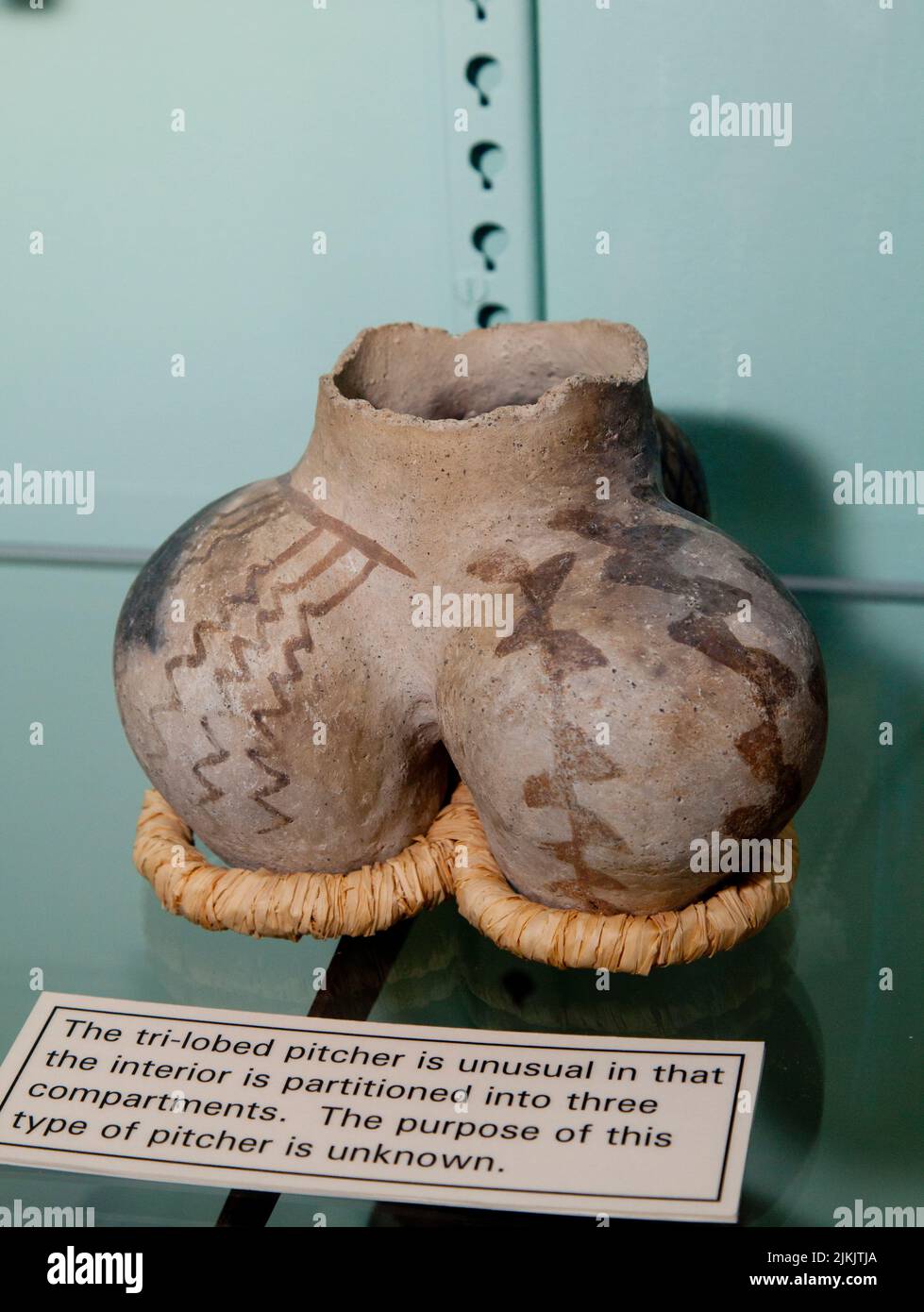 Der dreilappige Krug ist ungewöhnlich, da der Innenraum in drei Fächer unterteilt ist. Mesa Verde National Park Museum, Colorado Stockfoto