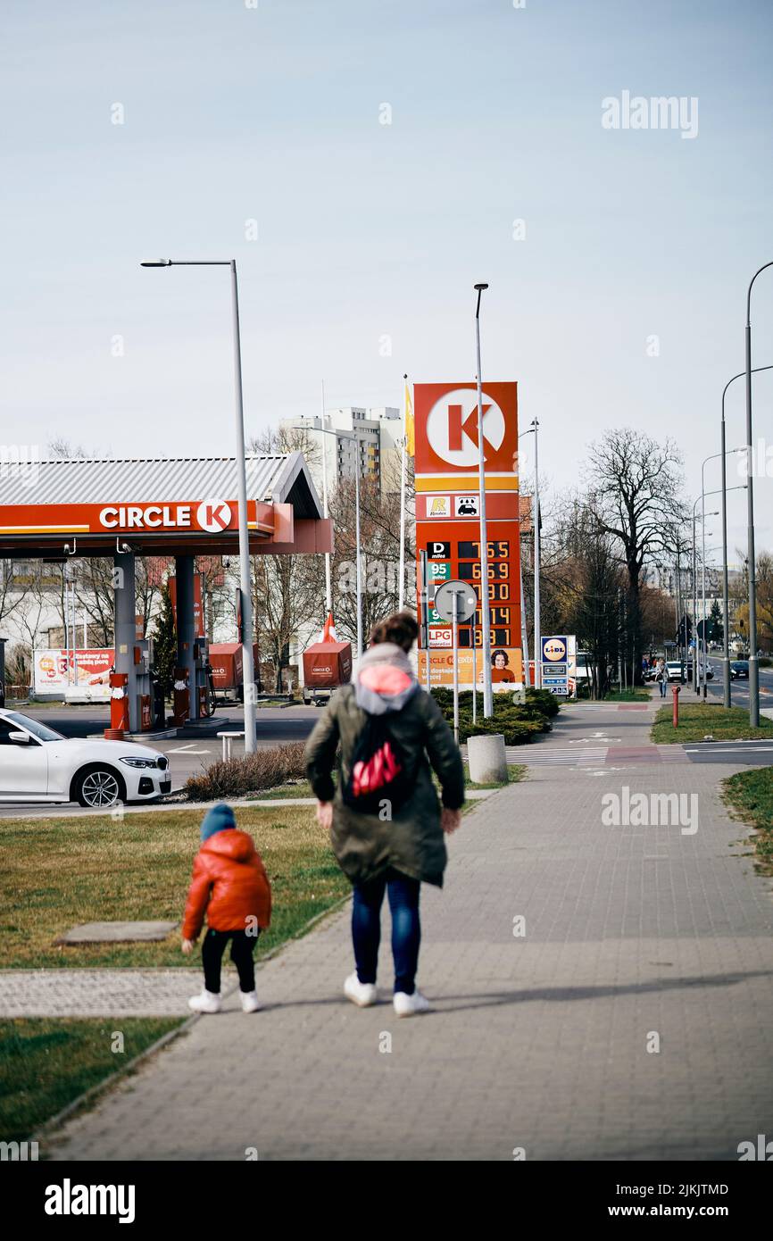 Nahaufnahme der Spaziergänger entlang der Classic K Tankstelle auf der Pilsudskiego Straße Stockfoto