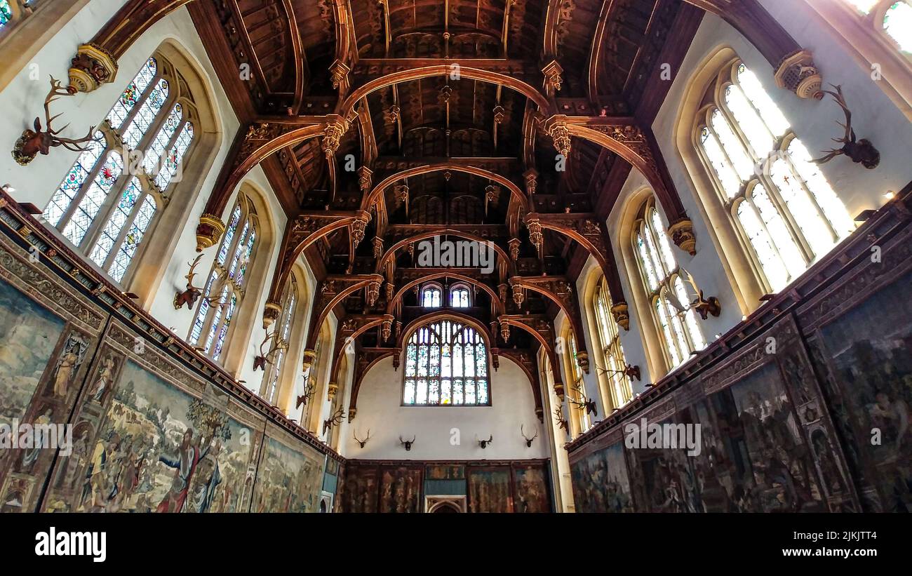 Die herrliche Hampton Court Halle beeindruckt mit ihrer Größe, der Schönheit der Decke und den Buntglasfenstern Stockfoto