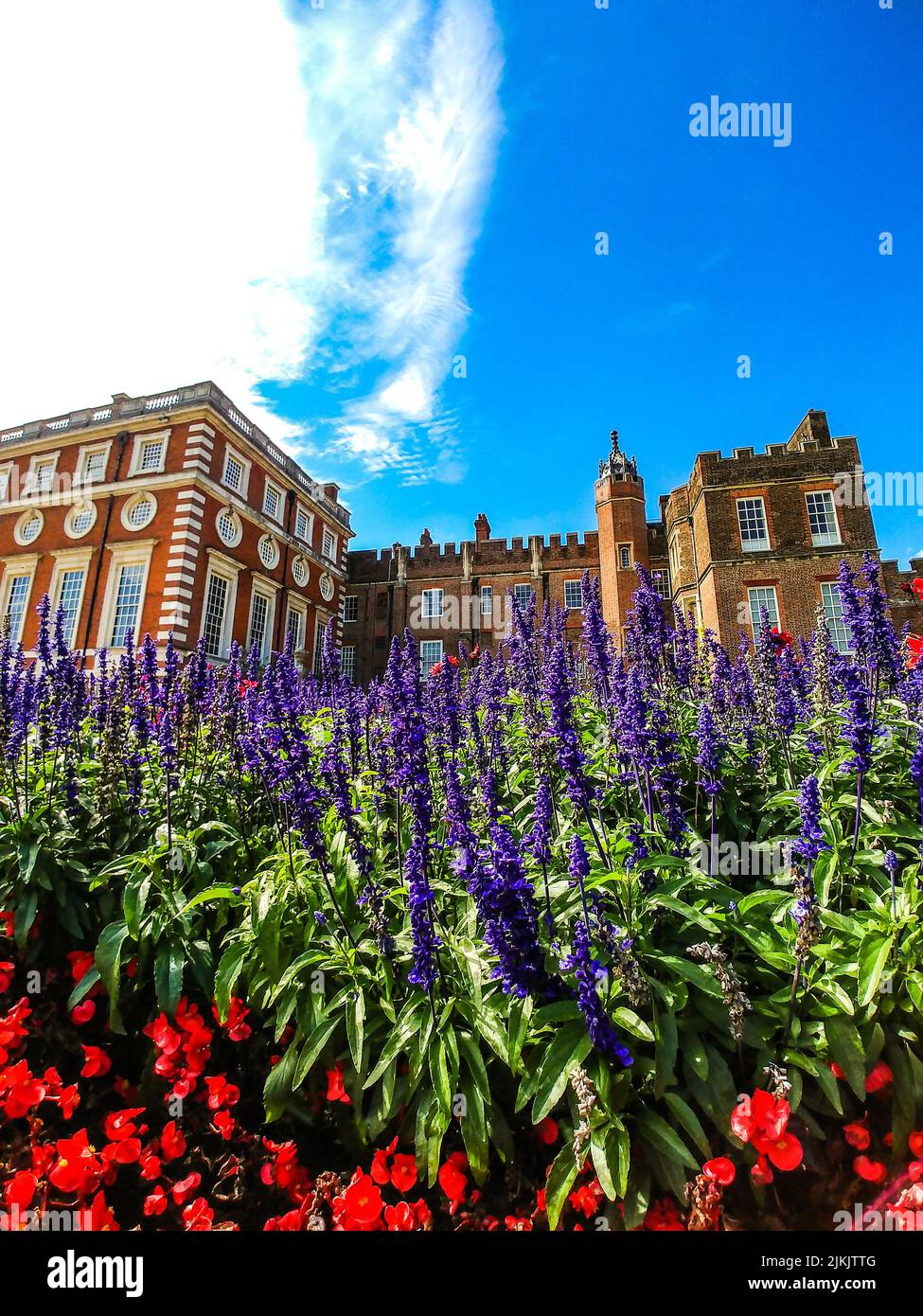 Eine Low Angle Aufnahme des Hampton Court Palastes und der Gärten im Frühjahr Stockfoto