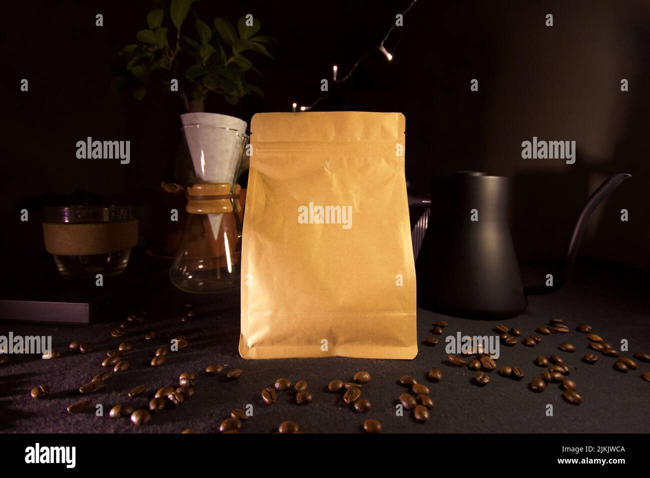 Eine Nahaufnahme einer Kaffeetasche mit Kaffeemaschine und Wasserkocher auf dem Hintergrund Stockfoto