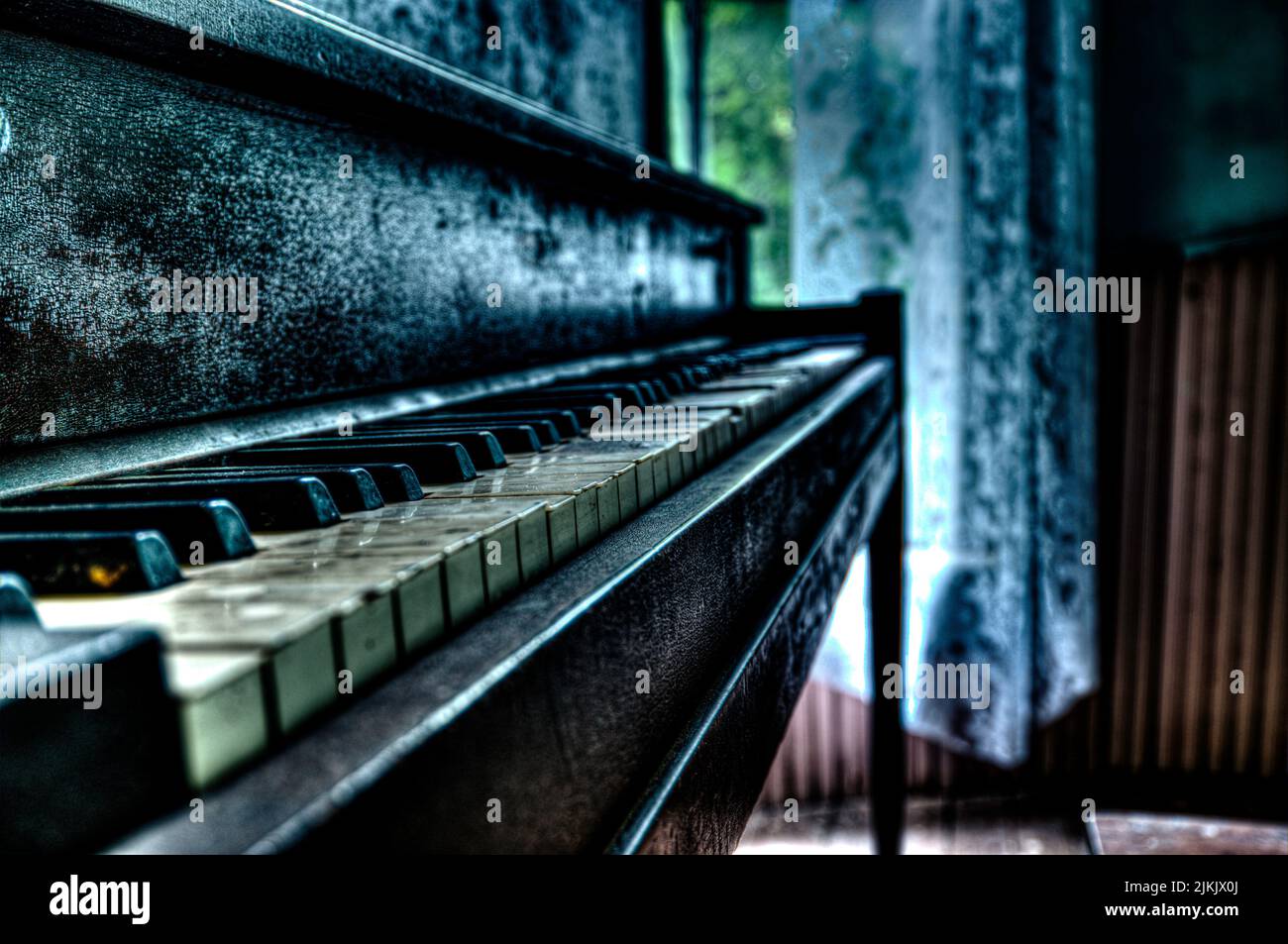 Nahaufnahme eines alten Klaviers in der Kirche Stockfoto