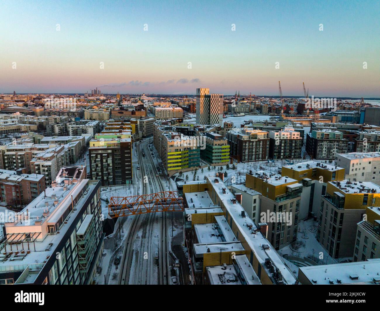 Luftdrohnenaufnahme des Verkehrs auf der Valimerenkatu Straße in Jatkasaari, Winteruntergang in Helsinki Stockfoto