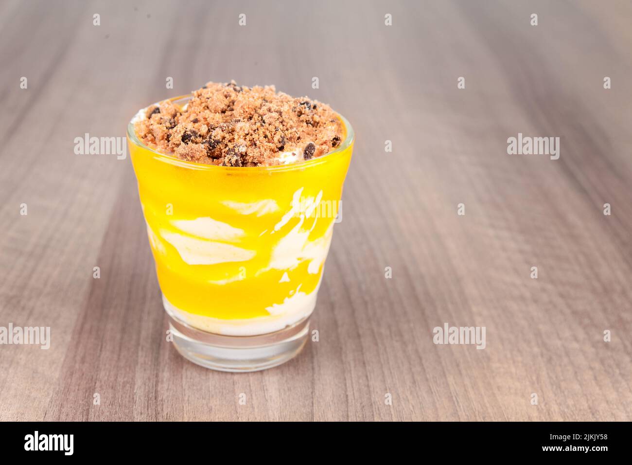 Mascarpone-Creme-Dessert mit Pfirsich und Keksen Stockfoto