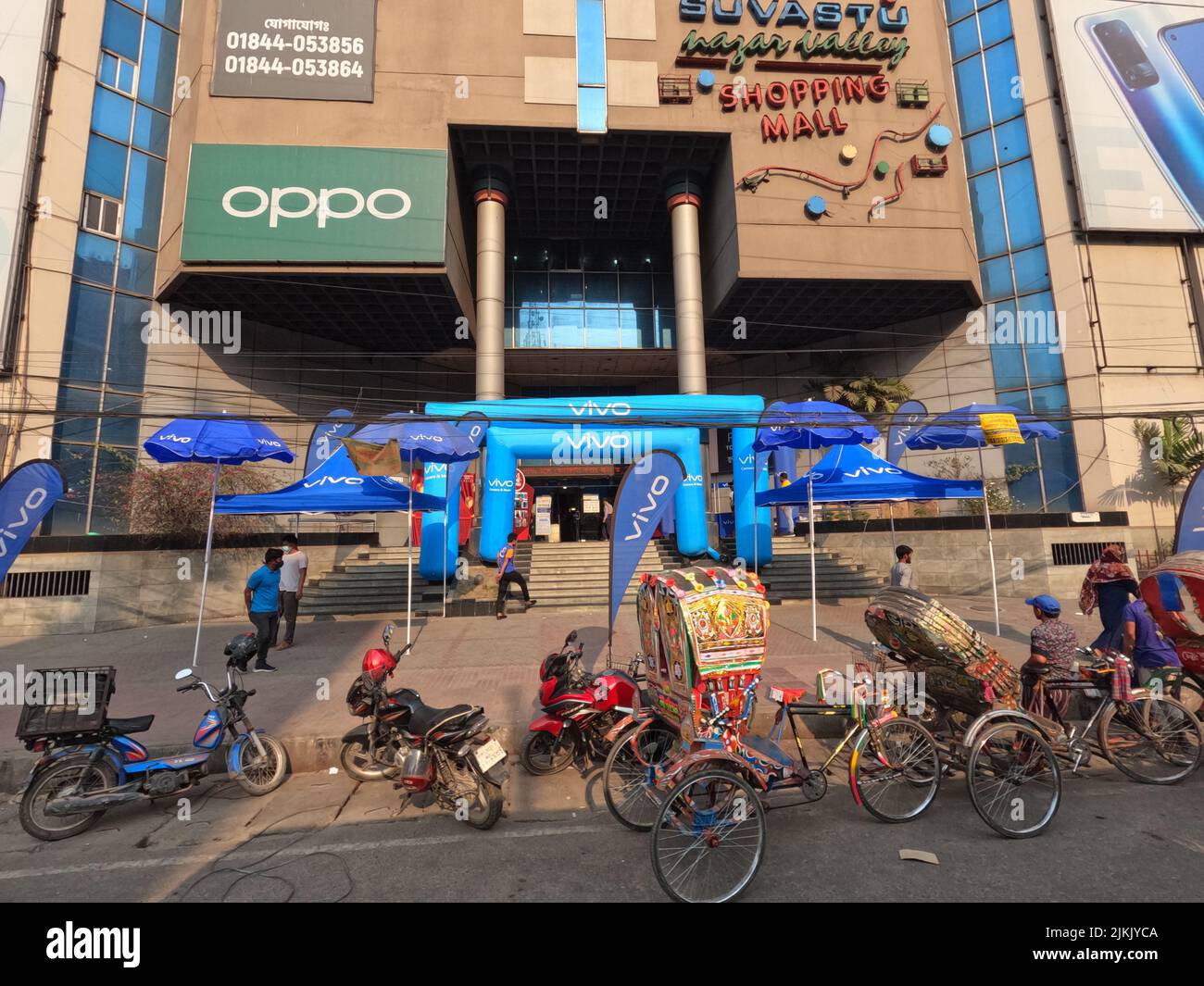 Die kommerzielle Gebäudefassade mit Fahrrädern entlang der Straße in Dhaka, Bangladesch- Alltagskonzept Stockfoto