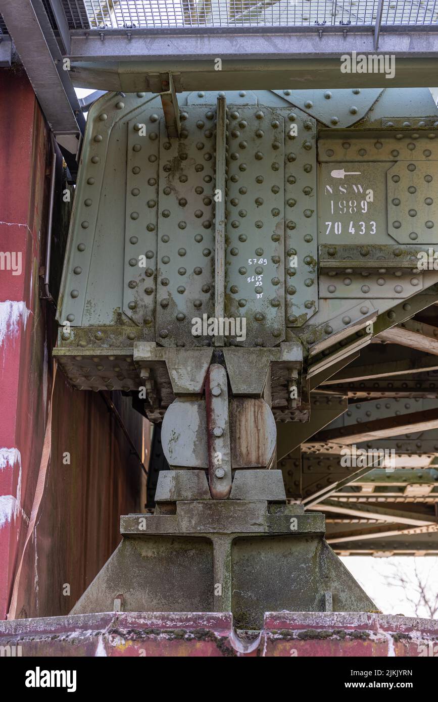 Eine vertikale Nahaufnahme von Stützen einer Eisenbahnbrücke in den Niederlanden Stockfoto