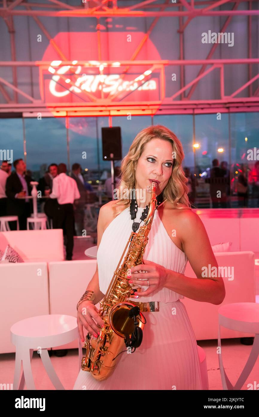 Johannesburg, Südafrika - 14. Januar 2016: Saxophonistin beim Corporate Event Stockfoto