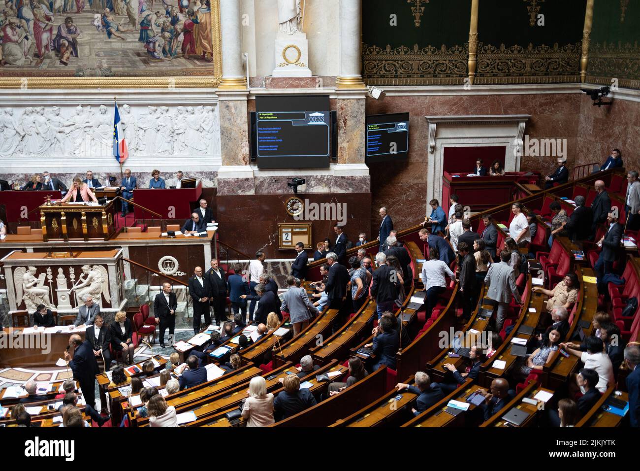 Paris, Frankreich. 02. August 2022. Parlamentsabgeordnete der linken französischen Partei La France Insoumise (LFI) und Mitglieder der linken Koalition NUPES (Nouvelle Union Populaire Ecologique et Sociale - die ökologische und soziale Union der neuen Menschen), Alexis Corbiere und Mathilde Panot gehen zusammen, als der französische Justizminister eine Frage während einer Fragestunde an die Regierung bei der Nationalversammlung am 2. August 2022 in Paris beantwortet. Foto von Raphael Lafargue/ABACAPRESS.COM Quelle: Abaca Press/Alamy Live News Stockfoto