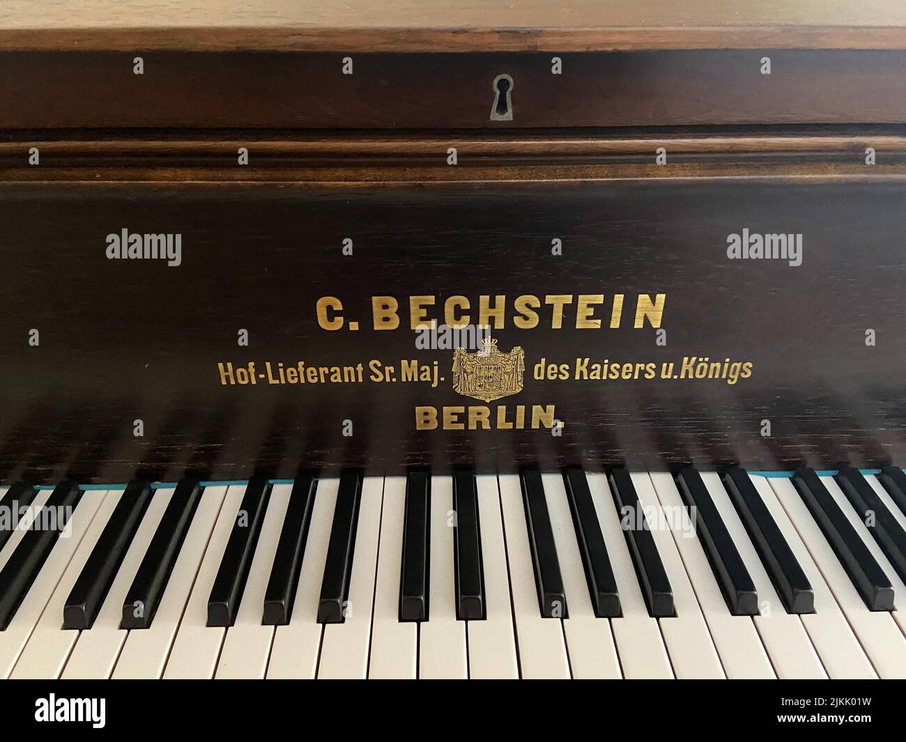 Eine Nahaufnahme eines alten Bechstein-Klaviers Stockfoto